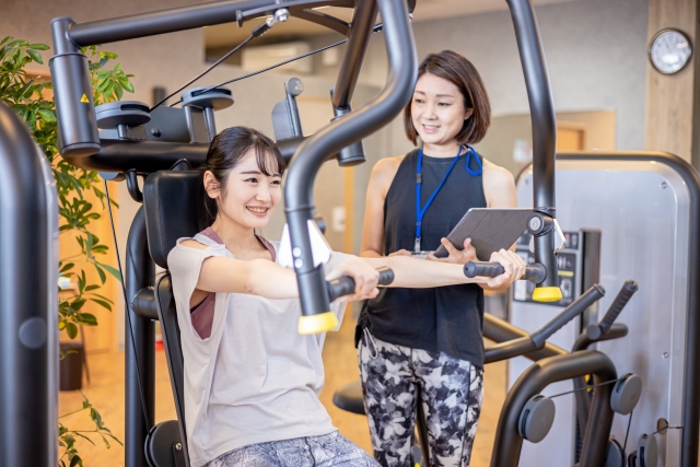 女性がパーソナルジムでトレーニングしている様子